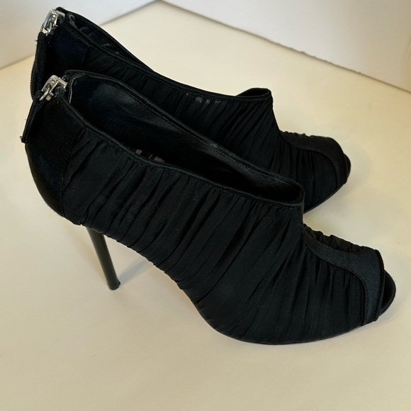 Badgley Mischka Elegant Black Satin Peep Toe Zipper Back 5” Heels Sz 10 - Picture 3 of 10